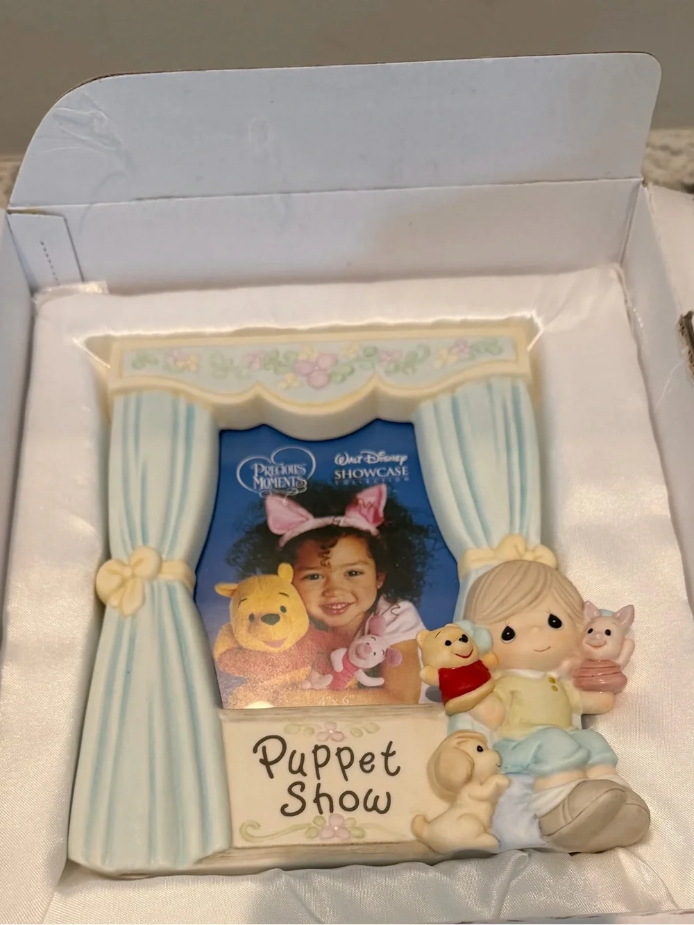 NIB Precious Moments Disney Showcase Collection Puppet Show Photo Frame Pooh 4x6